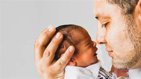 Apa tartja kezében újszülött gyermekét