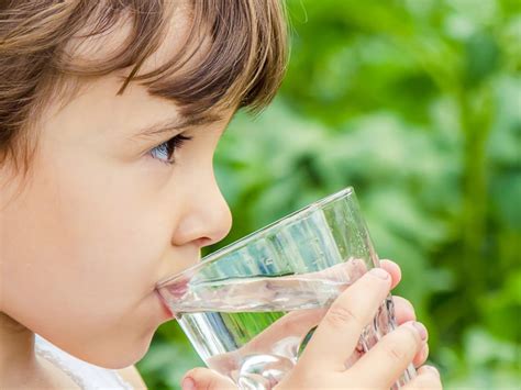 Gyerekek pohárból isznak