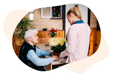 Egészségügyi dolgozó segít egy idős embernek