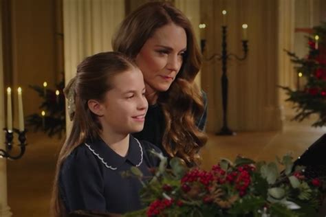 Anya és újszülöttje, meghitt pillanat