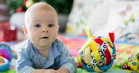 Baba kukucsjátékot játszik