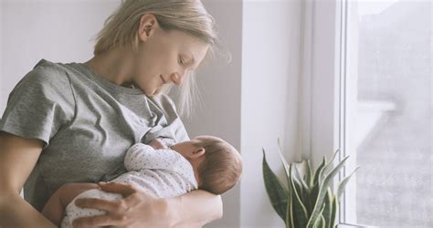 Anya szoptatja a babát