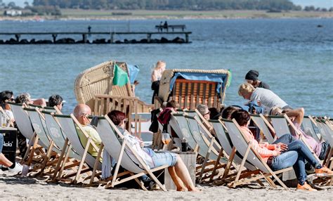 Napozó emberek Zakynthos egyik tengerpartján