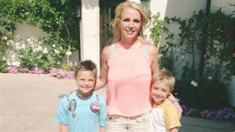 Családi fotó Pásztor Annáról és gyermekeiről