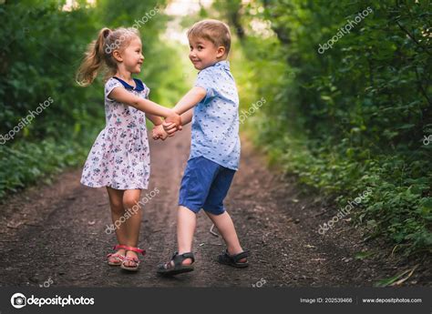 Gyermekek legózás közben