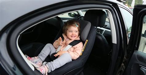 Gyermek az autósülésben menetiránynak háttal