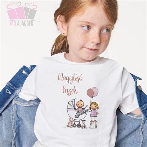 gyermek feliratos pólóban, ami jelzi, hogy nagytestvér lesz