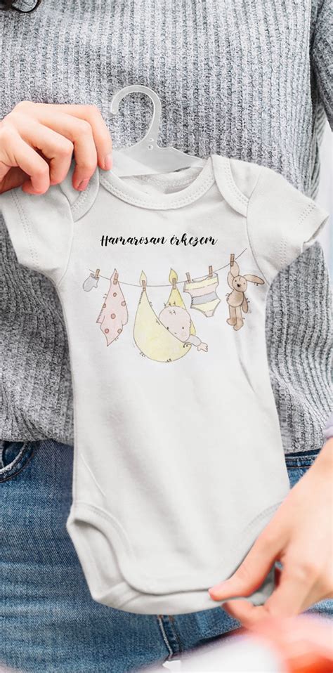 háziállat feliratos táblával, ami bejelenti a baba érkezését