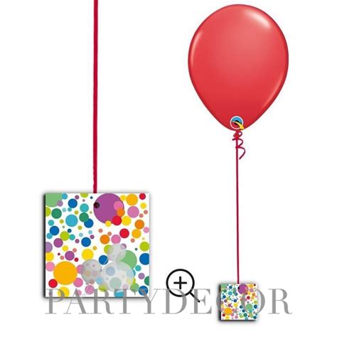 színes konfetti egy kibontott lufiból, ami a baba nemét jelzi