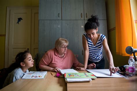 Szülők dolgoznak és vigyáznak a gyerekre egyszerre