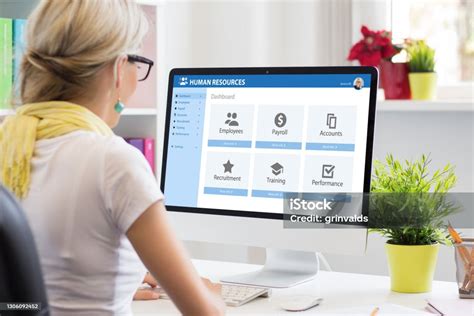 Nő dolgozik terhesen