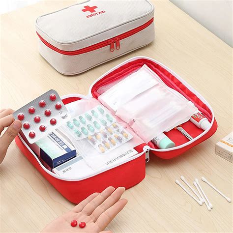 Gyógyszeres dobozok és fecskendő