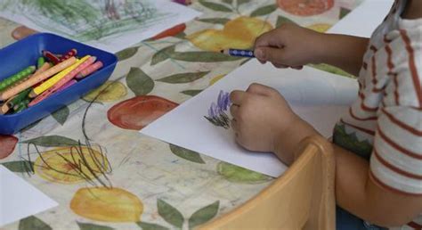 gyermekek rajzolnak óvodai jeleket