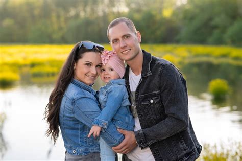 Családi fotó babával és névjegy