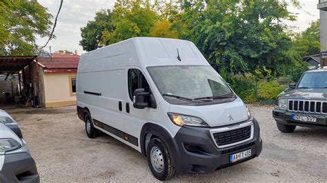 Teherautó rakodással