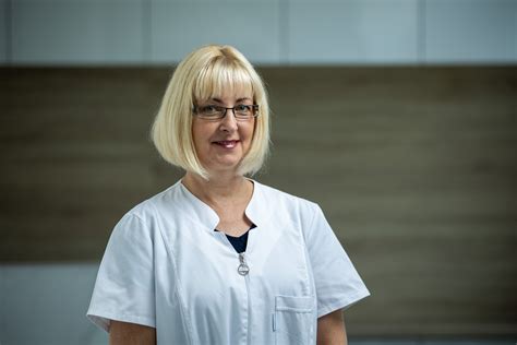 Dr. Judit Kovács portréja vagy egy korabeli orvosi rendelő