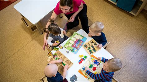 gyermekek kreatív játéka bölcsődében