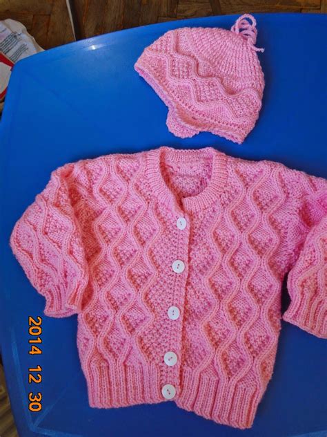 Kötött baba kardigán elöl gombolással