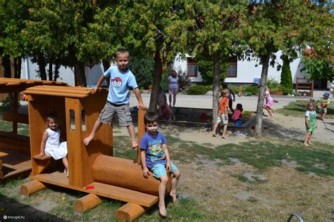 Gyerekek játszanak az óvodában