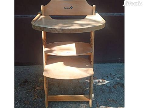 Etetőszék levehető tálcával és tároló kosárral