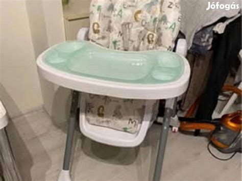 Újszülöttbetét etetőszékben