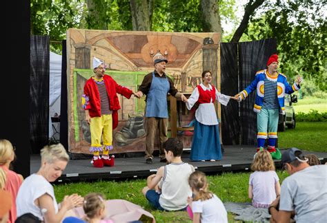 Színpadi kép egy zenés bábszínházi előadásból