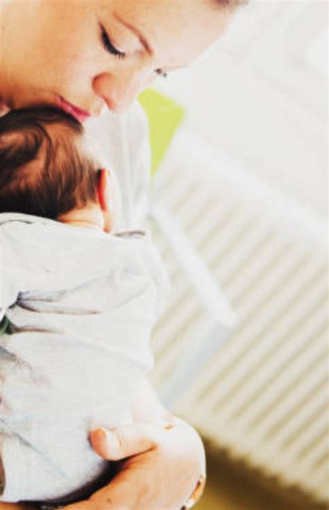 Anya eteti cumisüvegből a babát