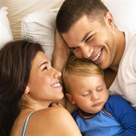 Szülők és gyermekek a bölcsőde udvarán