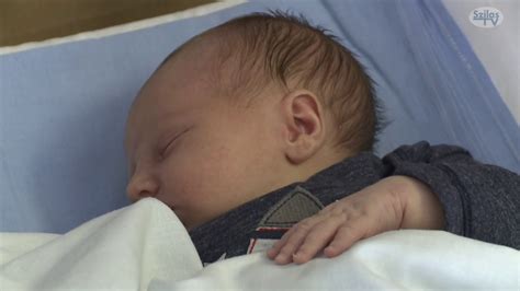 Újszülött csecsemő orvosi ágyban