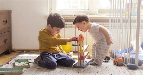 gyerekek logikai játékkal játszanak