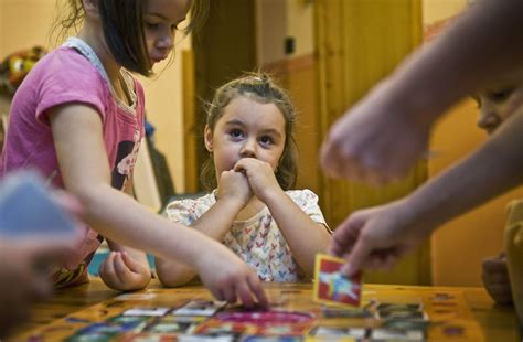 gyerekek társasjátékoznak