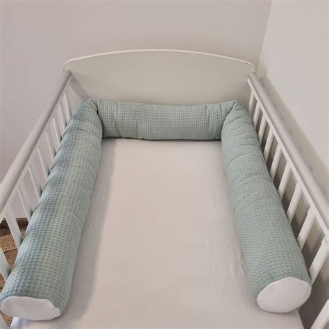 Baba alvása biztonságos kiságyban