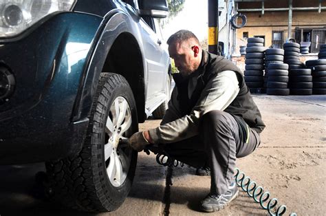 Gumiabroncs ellenőrzése egy autóemelőn
