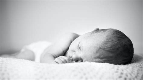 Két hónapos baba alvási pozíciója