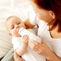 Csecsemő tápszerrel etetése