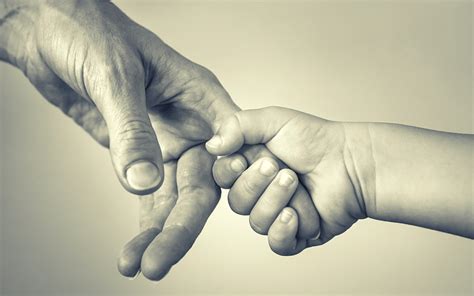 Gyermek a szülő hátán, túra közben