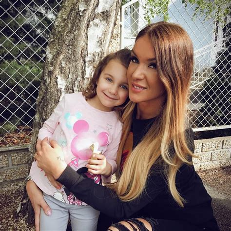 Hódi Pamela és kislánya