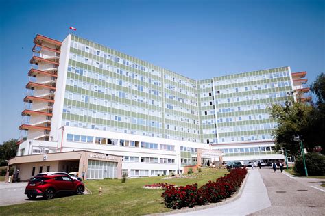 mentőautó és kórház épülete