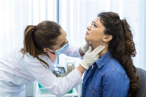 Nő maszkban manikűrt csinál