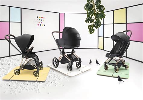 Mamakidds babakocsi üresen, felkészítve az összecsukásra