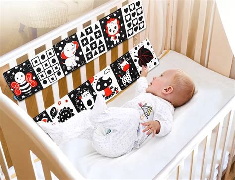 kontrasztos fekete-fehér babakép