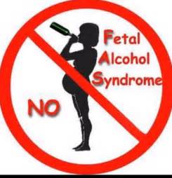 Gyermekrajz, amely a magzati alkoholszindróma tüneteit ábrázolja