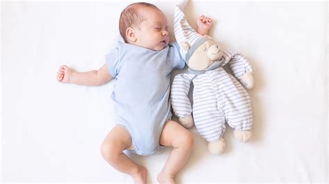 illusztráció a biztonságos alvási környezetről csecsemők számára