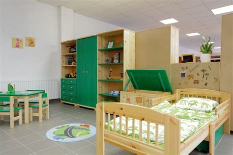 Gyermekszoba fenyőbútorokkal