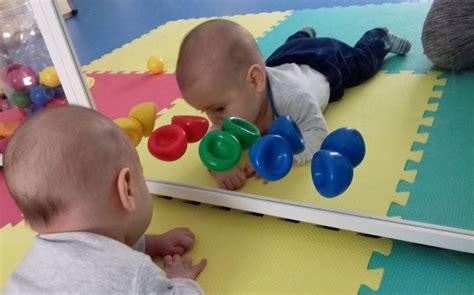 A csecsemő mozgásfejlődésének kefalokaudális iránya