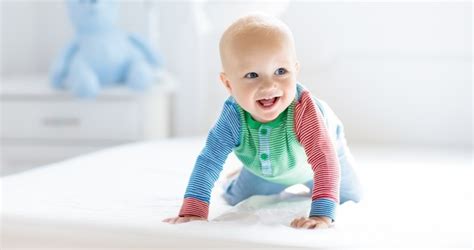 Csecsemő mászik négykézlábon