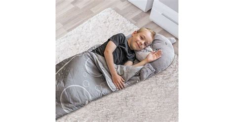 gyerek alszik biztonságos hálózsákban