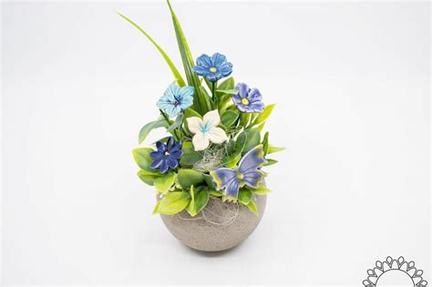 kék rózsákból álló virágkompozíció mini építőkockákból