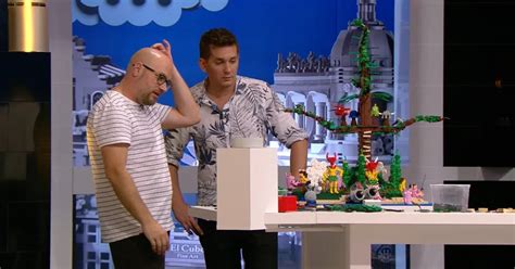 gyerekek legóznak és mesélnek