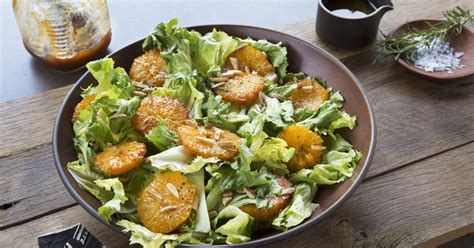 friss salátalevelek és burgonya